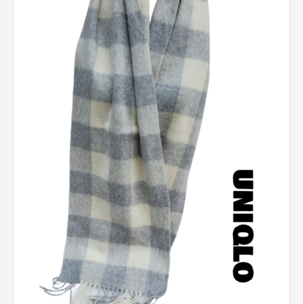 Uniqlo‎ gray plaid scarf